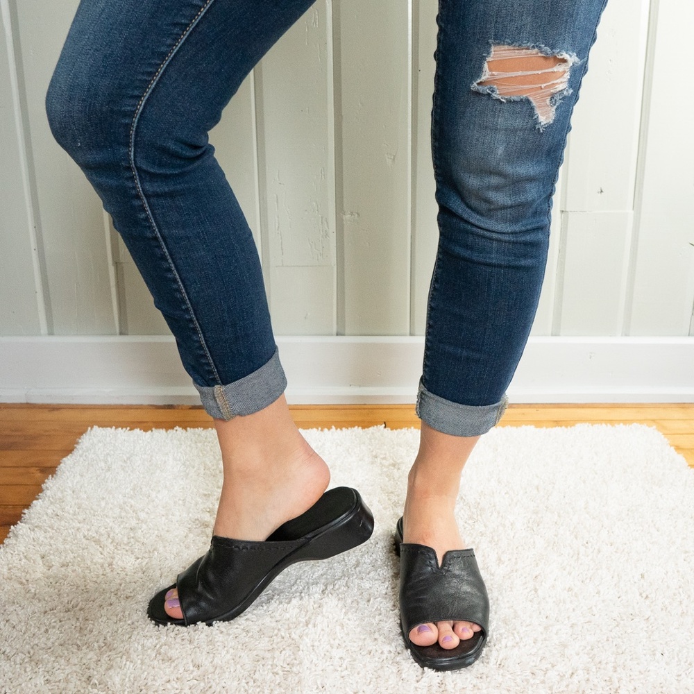 Munro open- toe mules